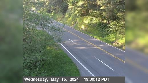 Traffic Cam Crescent City › South: US-101 : North Of Cushing Creek - Looking North (C017) Player