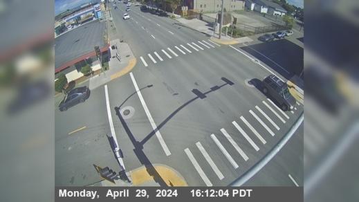 Traffic Cam Eureka › South: US-101 - 4th & L (Looking North) Player
