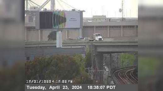 Traffic Cam Oakland › South: TV724 -- I-880 : AT OVER CASTRO ST Player