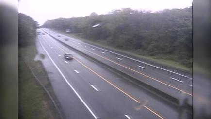 Traffic Cam Guilford: CAM 146 - I-95 NB S/O Exit 61 - East River Rd Player