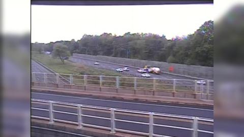 Traffic Cam Rocky Hill: CAM 100 - I-91 NB S/O Exit 24 - Gilbert Ave Player