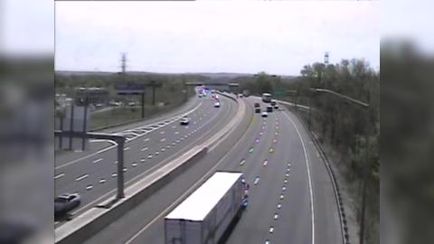 Traffic Cam Hartford: CAM - I-91 SB N/O Exit 26 - Rt. 5 & Player