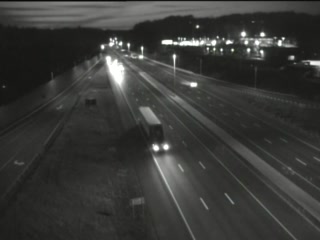 Traffic Cam Cam 135 Waterbury I-84 WB @ Exit 25 East of Scott Rd - Westbound Player