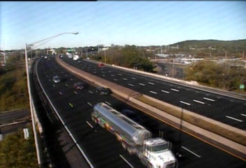 Traffic Cam CAM 135 New Haven I-91 NB Exit 8 Underpass - Rt. 80 (Middletown Ave.) - Northbound Player