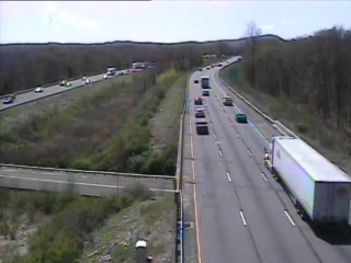 Traffic Cam CAM 111 Cromwell I-91 SB N/O Exit 21 - Evergreen Rd. - Southbound Player