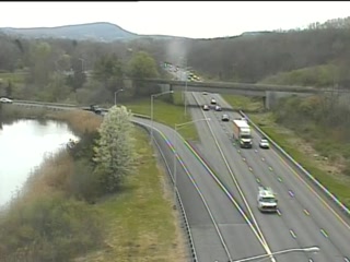 Traffic Cam CAM 110 Cromwell I-91 NB N/O Exit 23 - Rt. 9 NB - Northbound Player