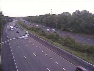 Traffic Cam CAM 107 Rocky Hill I-91 SB N/O Exit 22S - N/O Rt. 9 - Southbound Player