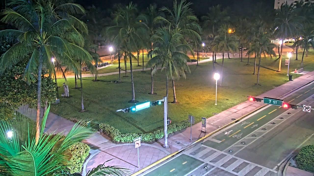 Traffic Cam Miami Beach: Ocean Drive Player