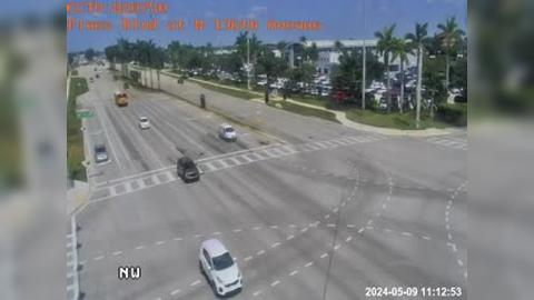 Traffic Cam Pembroke Pines: Pines Blvd at W 136th Avenue Player