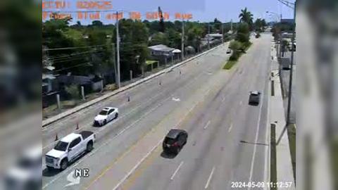 Traffic Cam Pembroke Pines: Pines Blvd at W 68th Avenue Player