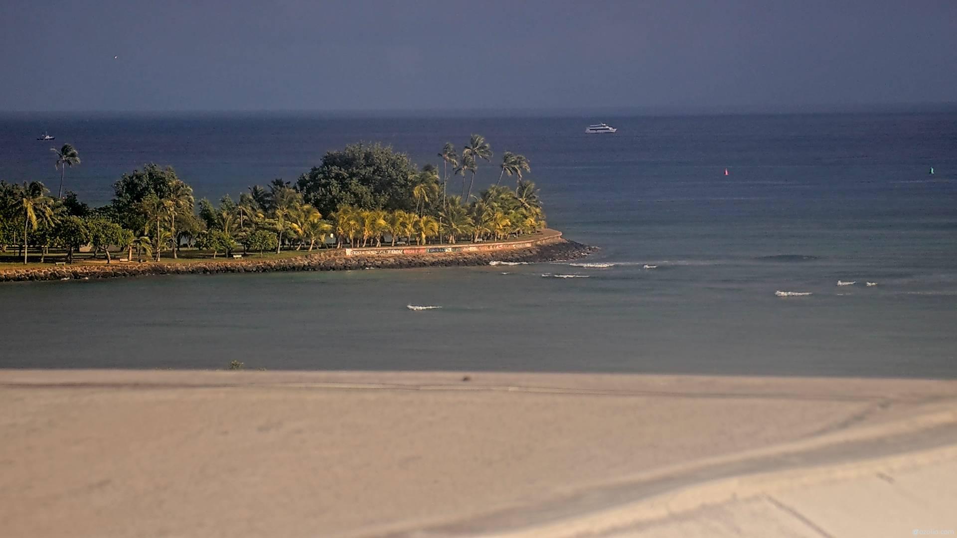 Traffic Cam Honolulu › South: Ala Moana Beach Park Player