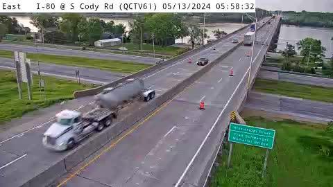 Traffic Cam The Hollows of River Bend: QC - I-80 @ S Cody Rd/US 67 (61) Player