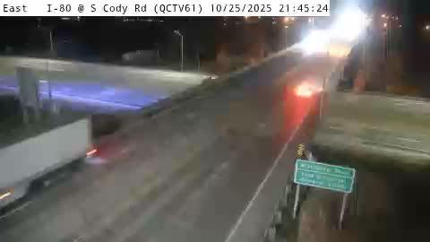 Traffic Cam The Hollows of River Bend: QC - I-80 @ S Cody Rd/US 67 (61) Player