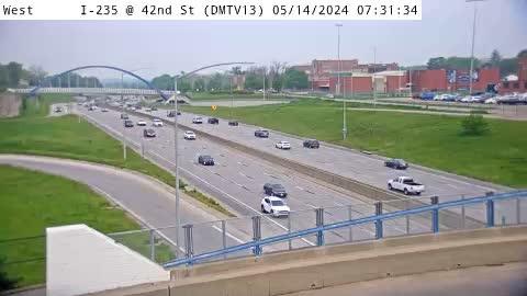Des Moines: DM - I-235 @ 42nd St (13) Traffic Camera