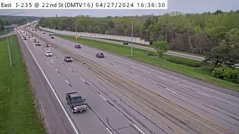 Traffic Cam West Des Moines: DM - I-235 @ 22nd St in WDM (16) Player