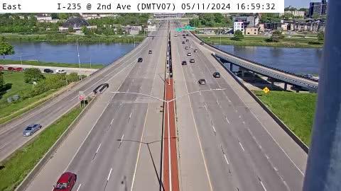Des Moines: DM - I-235 @ 2nd Ave (07) Traffic Camera
