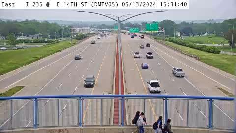 Des Moines: DM - I-235 @ E 14th (05) Traffic Camera