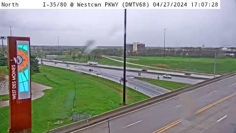 Traffic Cam West Des Moines: DM - I-35/80 @ Westown Pkwy (68) Player