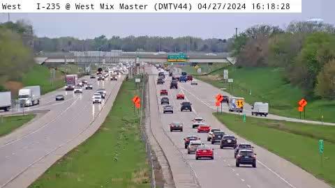 Traffic Cam West Des Moines: DM - I-35/80/235 @ West Mixmaster (44) Player