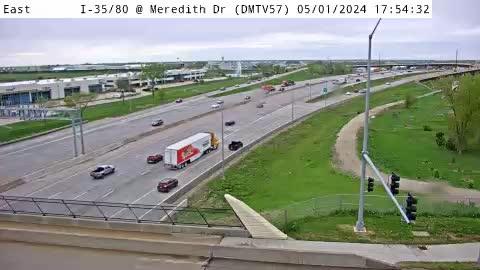 Urbandale: DM - I-35/80 @ Meredith Dr (57) Traffic Camera