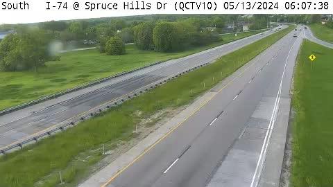 Traffic Cam Riverdale: QC - I-74 @ Spruce Hills (10) Player