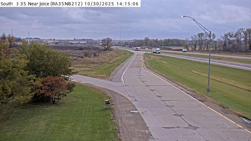 Traffic Cam Joice: Parking Only: I-35 NB MM 212 near - Entrance Player