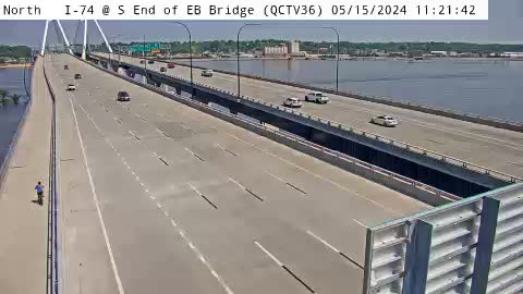 Traffic Cam QC - I-74 @ S End of EB Bridge (36) Player