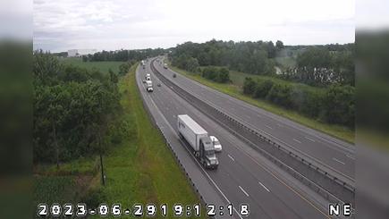 Traffic Cam Anderson: I-69: 1-069-220-3-2 N OF SR Player