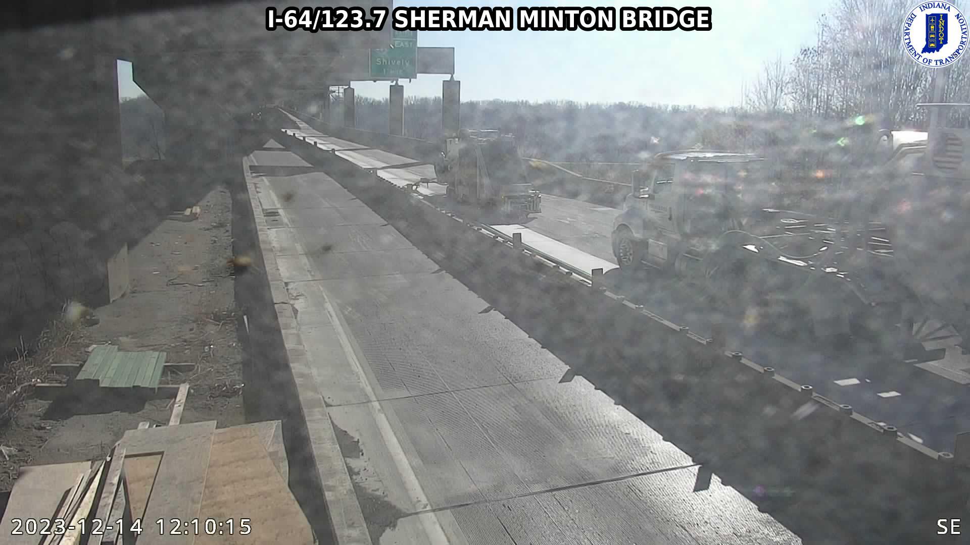 Traffic Cam New Albany: I-64: I-64/123.7 SHERMAN MINTON BRIDGE Player