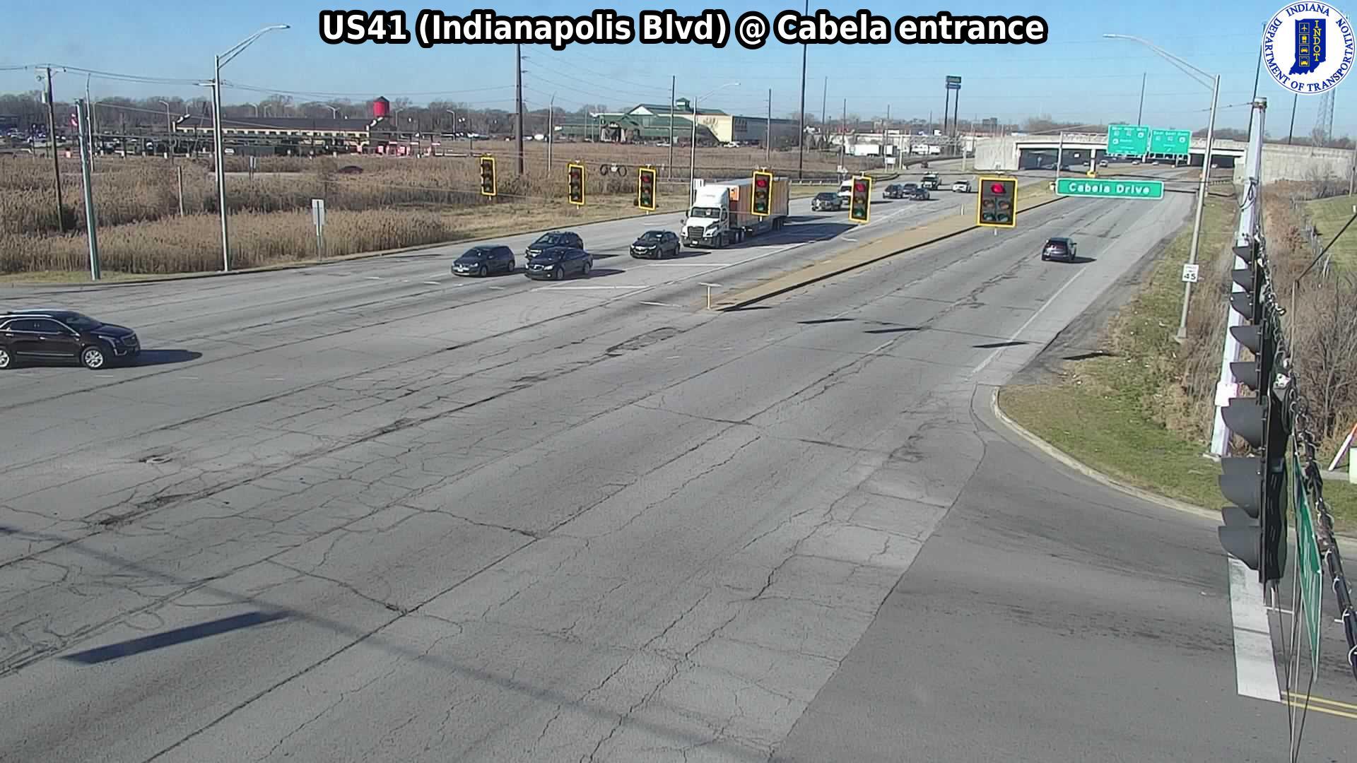 Traffic Cam Hammond: SIGNAL: US41 (Indianapolis Blvd) @ Cabela entrance Player