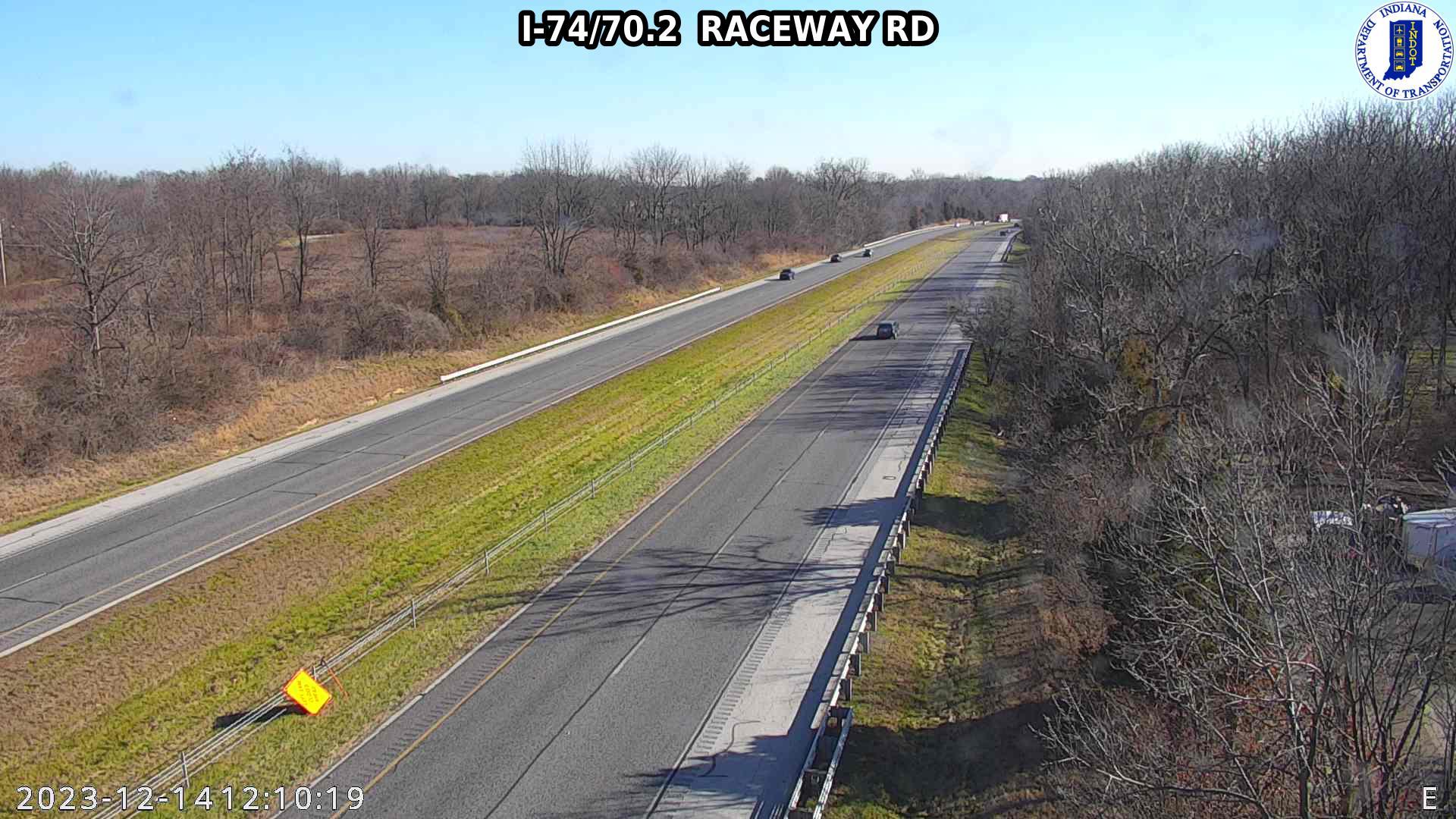 Traffic Cam Indianapolis: I-74: I-74/70.2 RACEWAY RD Player