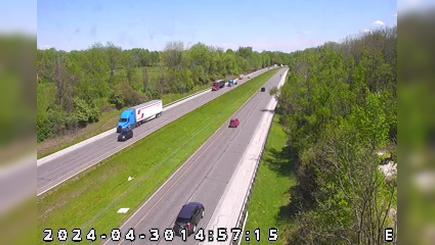 Traffic Cam Indianapolis: I-74: 1-074-070-2-1 RACEWAY RD Player