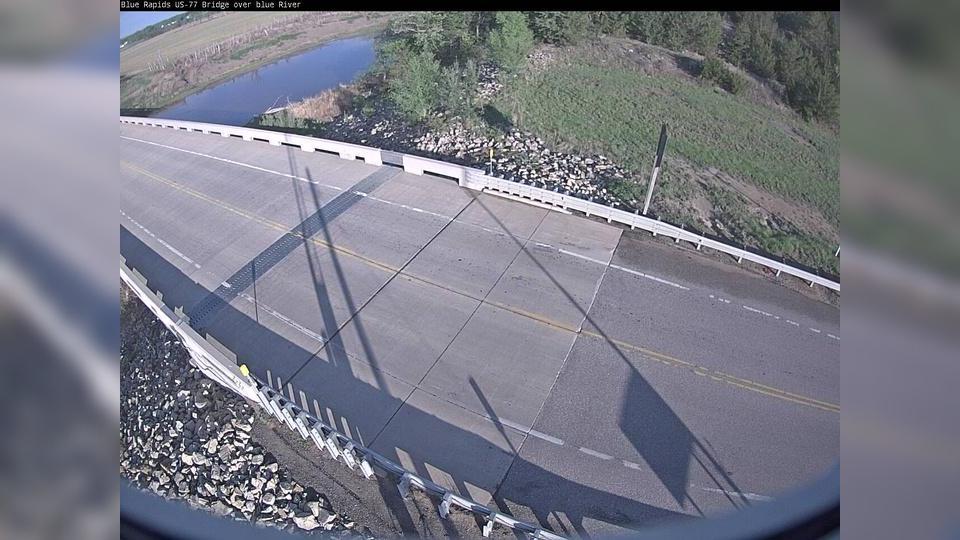 Traffic Cam Blue Rapids: US-77 at - Bridge over Blue River Player