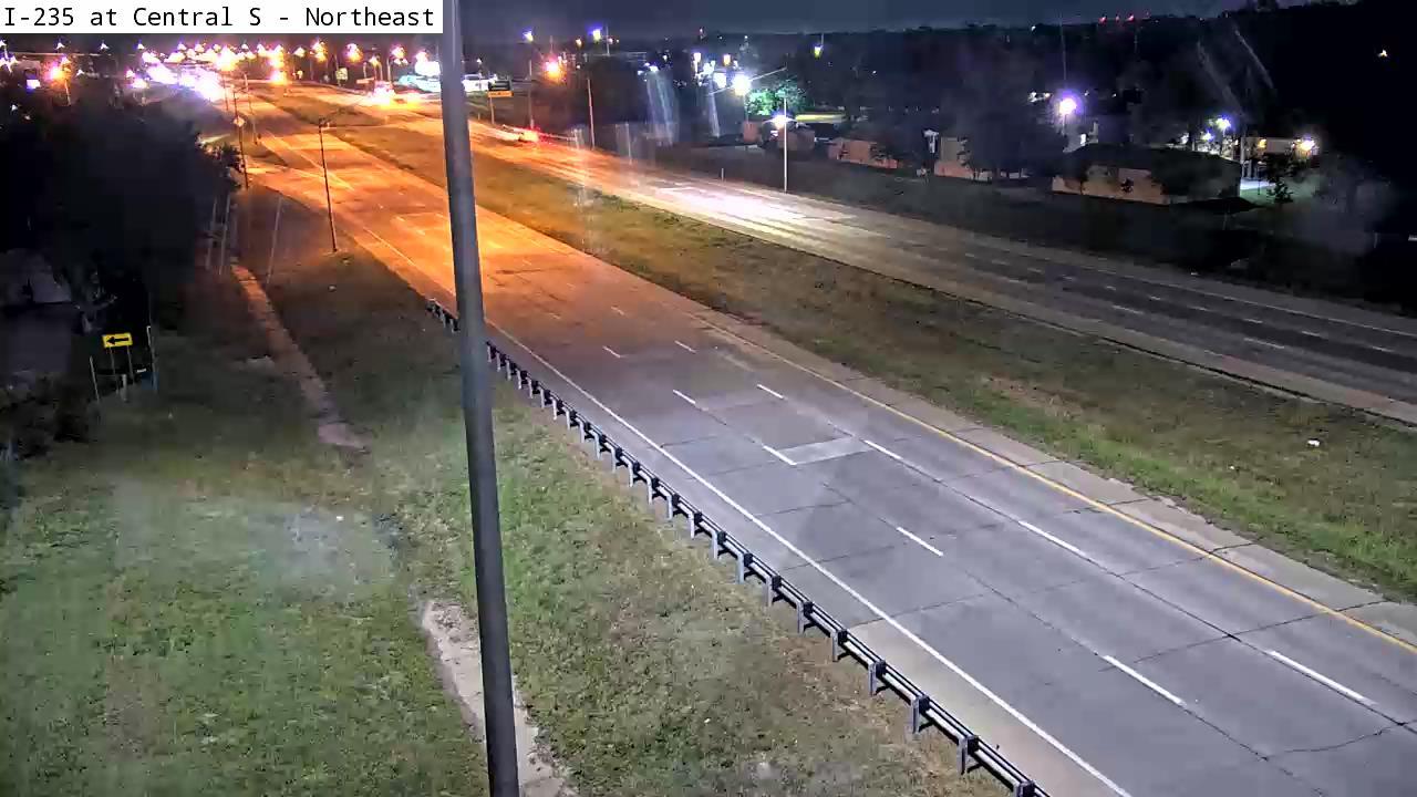 Traffic Cam Wichita: I-235 at Central S Player