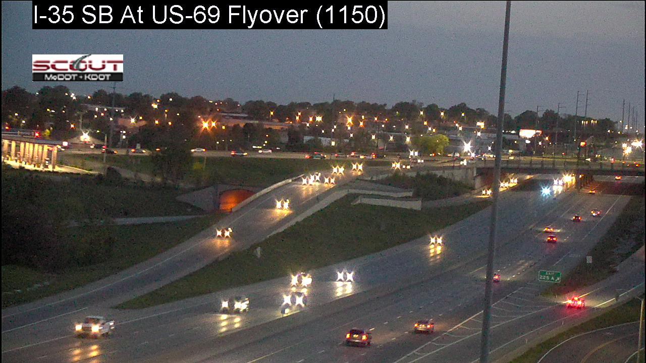 Traffic Cam Lenexa: I-35 SB @ US 69 Flyover Player