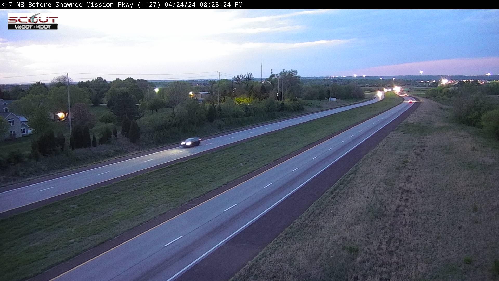 Traffic Cam Shawnee: K- N @ S of - Mission Parkway Player