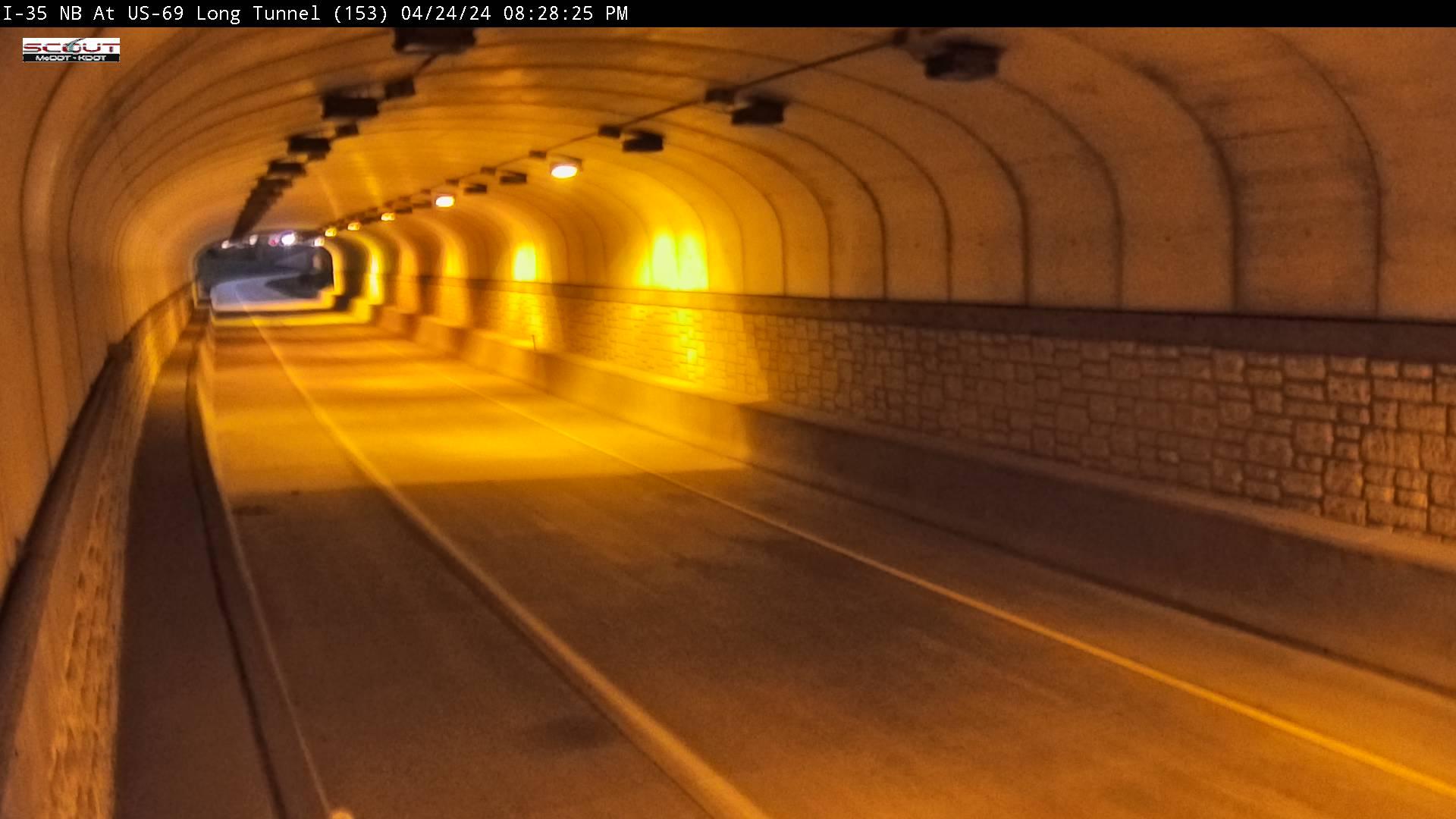 Traffic Cam Lenexa: I- N @ US- Long Tunnel Player