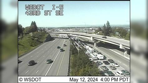 Traffic Cam Lowell: I-5 at MP 192.3: 43rd St SE Player