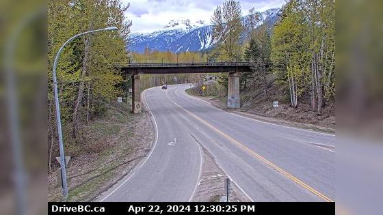 Big Eddy Settlement › South: Hwy 1 at Hwy 23 in Revelstoke, looking south to Hwy Traffic Camera