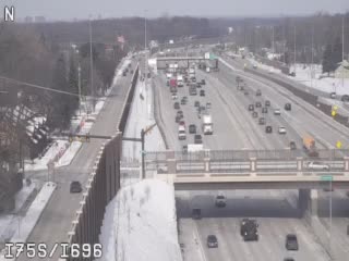 Traffic Cam @ N of I-696 - south Player