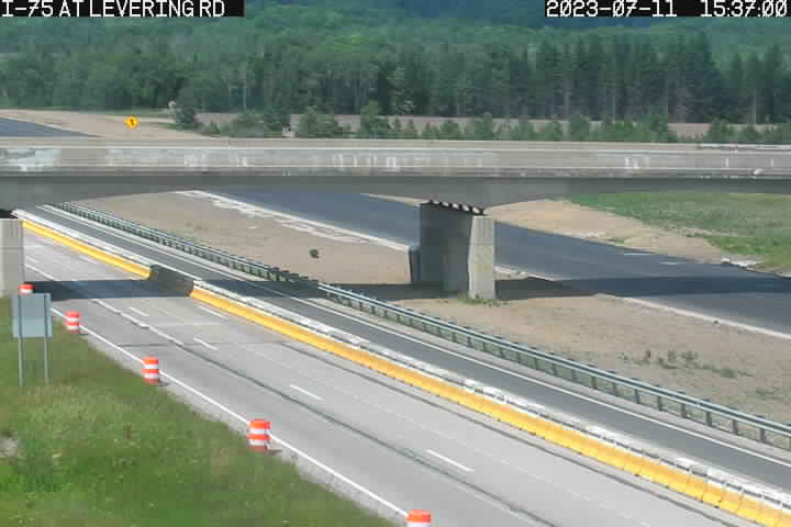 @ Levering Road - Traffic closest to camera Traffic Camera