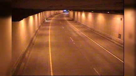Traffic Cam Duluth: I-35: I-35 NB (Leif Ericson Tunnel) Player