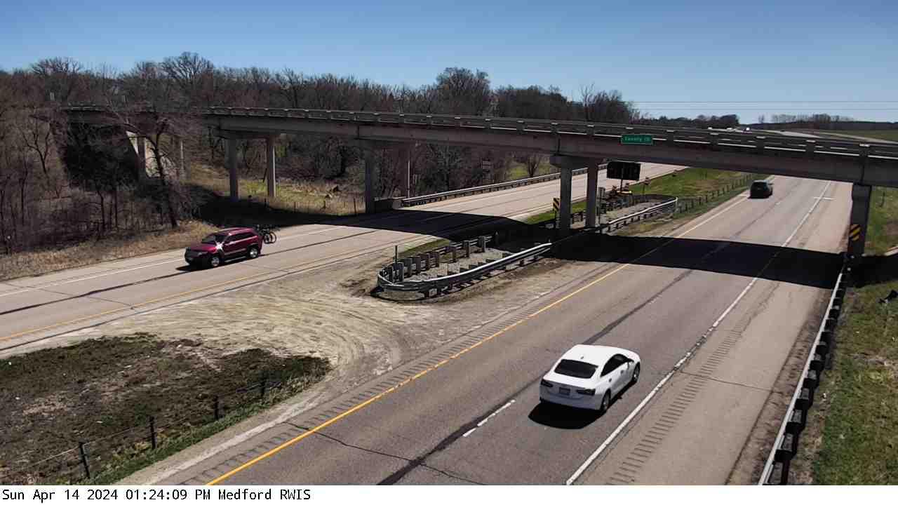 Traffic Cam Medford: I-35: I-35 - MP 52.1): I-35 - MP 52.1) View Player