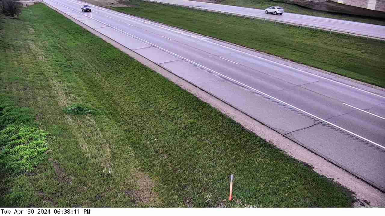 Traffic Cam Rochester: US 63: U.S.63 (Stewartville - MP 32): U.S.63 (Stewartville - MP 32) View Player