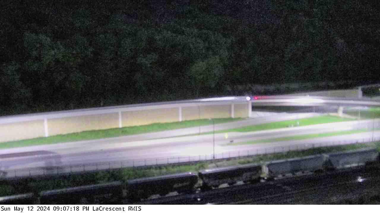 Traffic Cam River Junction: I-90: I-90 (La Crescent - MP 276.4): I-90 (La Crescent - MP 276.4) View Player