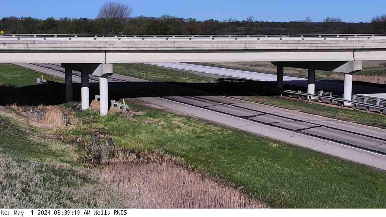 Traffic Cam Walters: I-90: I-90 (Wells - MP 48.2): I-90 (Wells - MP 48.2) View Player