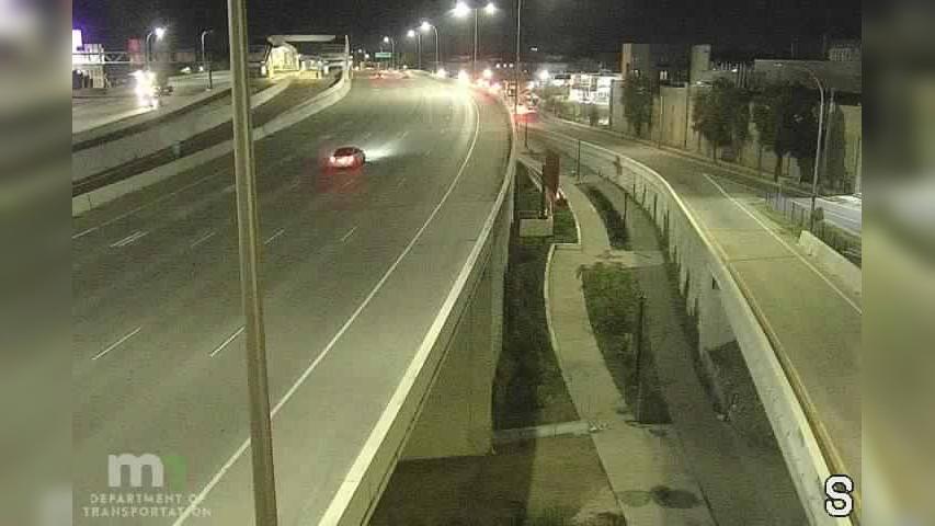 Traffic Cam Whittier: I-35W: I-35W SB @ 28th St Player