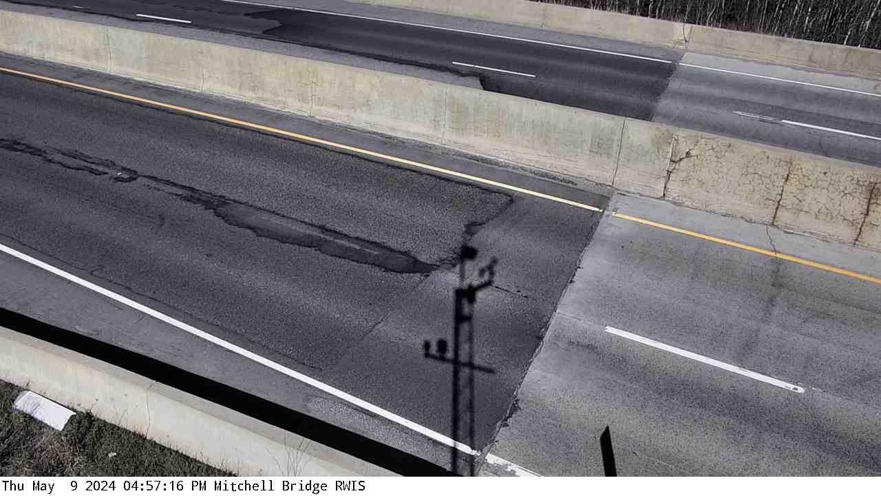 Traffic Cam Hibbing: US 169: U.S.169 (Michell Bridge - MP 343): U.S.169 (Michell Bridge - MP 343) View Player