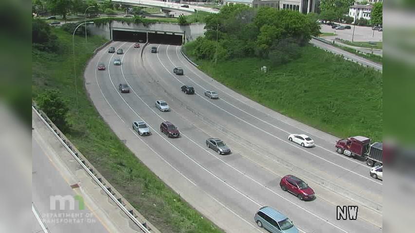 Traffic Cam Stevens Square - Loring Heights: I-94: I-94 EB @ Lyndale Ave Player