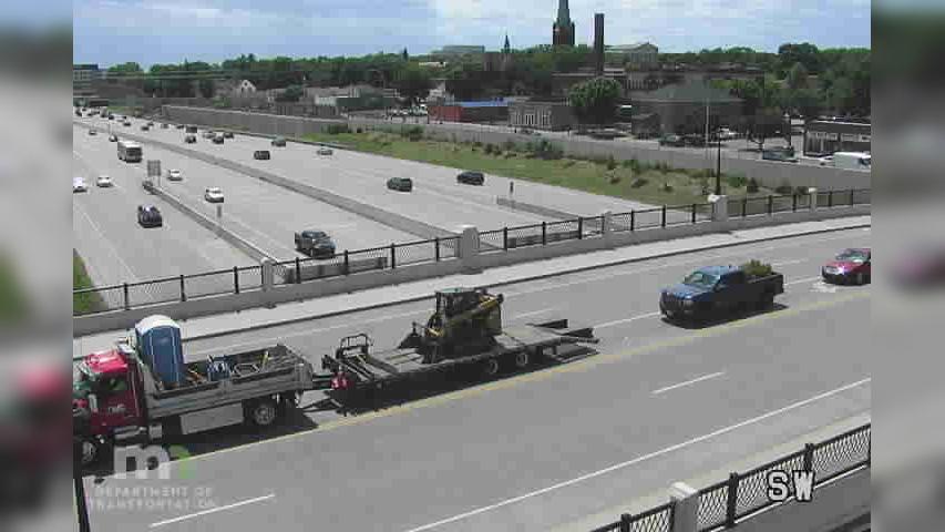 Traffic Cam Stevens Square - Loring Heights: I-35W: I-35W NB @ Franklin Ave WB Player